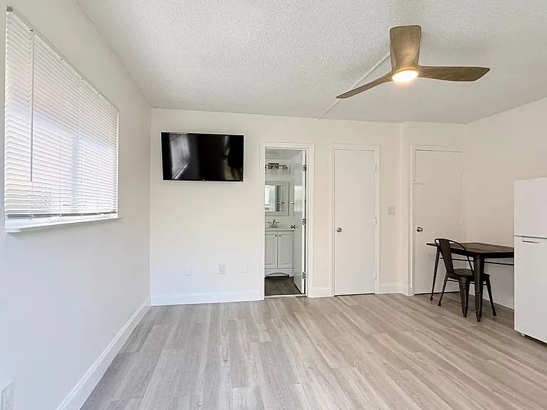 820 NE 17th Ave #4B — Photo 2