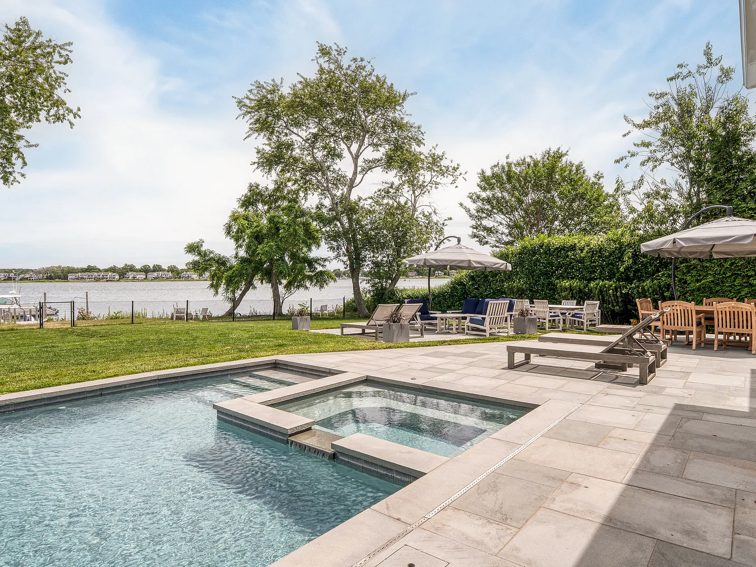 Sag Harbor Waterfront With Dock — Photo 4