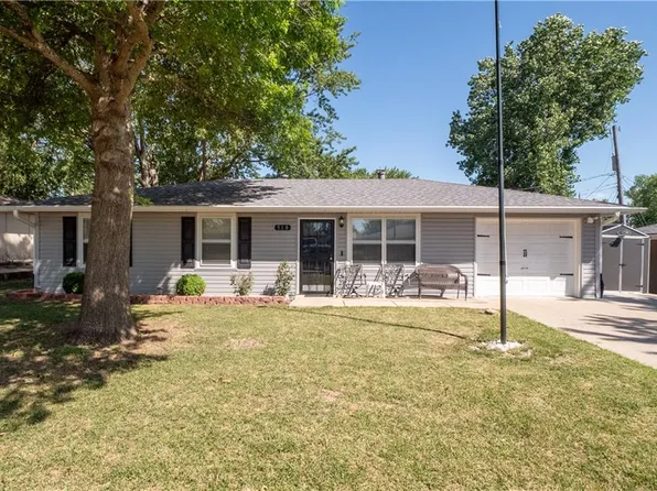 510 W Edgewood Dr, Edgerton, KS 66021