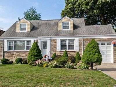 888 Monroe St, West Hempstead, NY, 11552