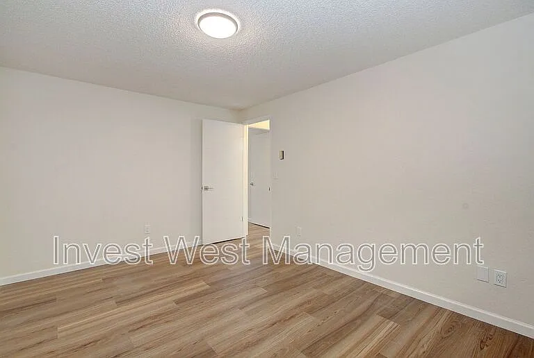2920B Harney St — Photo 34