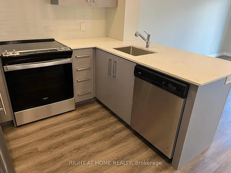 15 Queen St S #1713 — Photo 5
