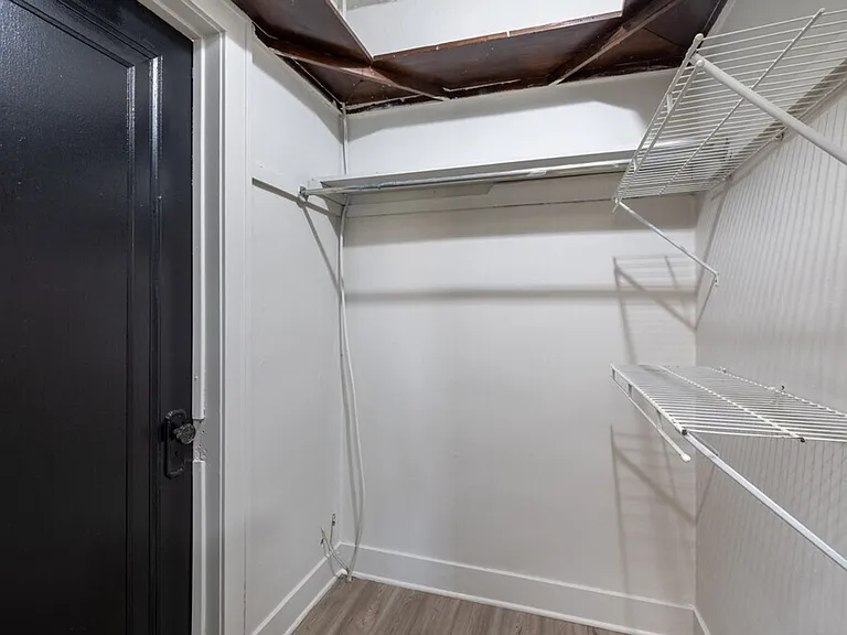 The Oakwood Manor Apartments — Photo 10