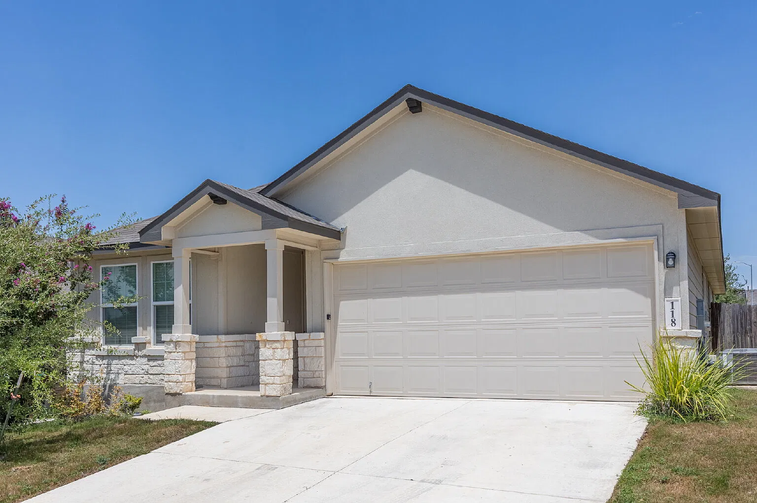 4 bed, 2.0 bath, 1901 sqft, $1,895 — Photo 1