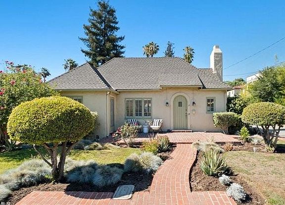 3rd image of 15 Oak Knoll Gardens Dr