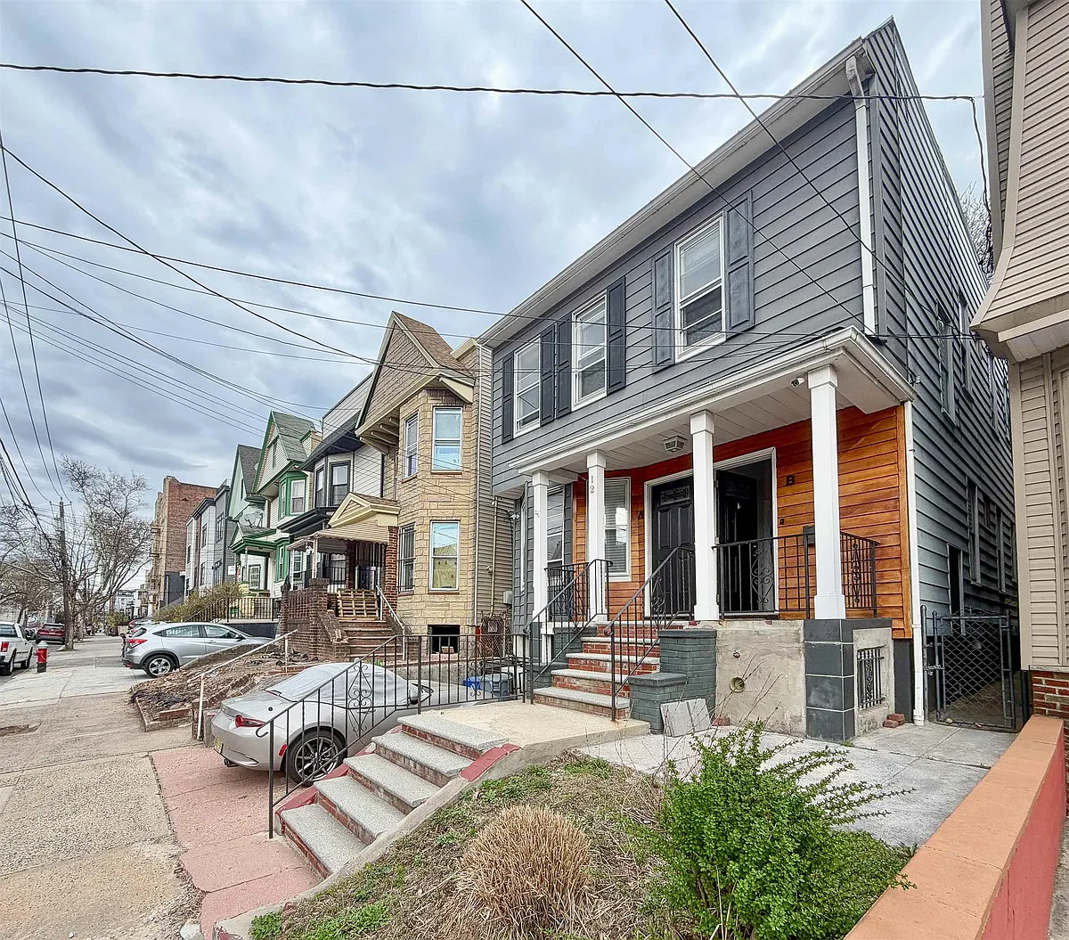 Building Photo - 12 Romaine Ave
