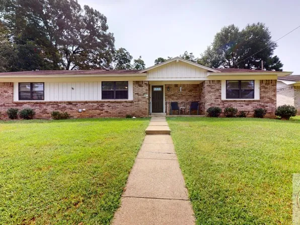 900 Diane Dr, Wake Village, TX 75501