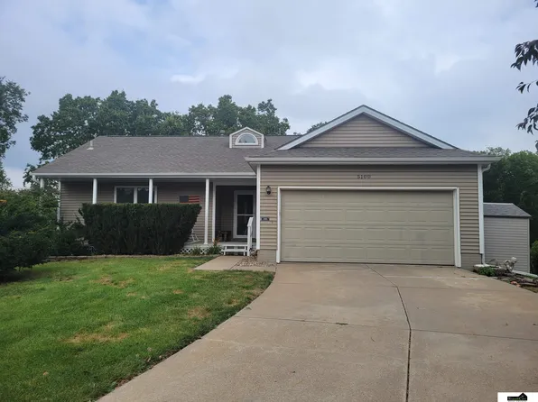 5100 Rosebriar Ct, Lincoln, NE 68516
