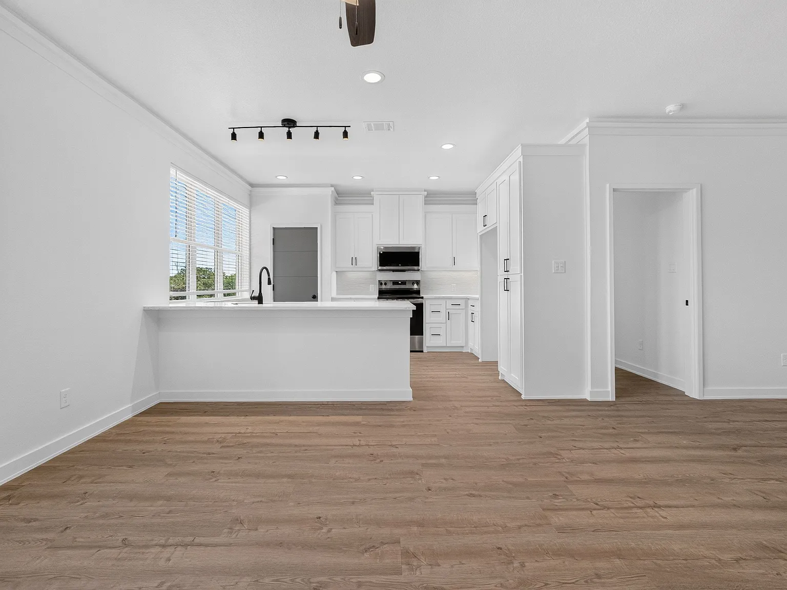 4 bed, 4.5 bath, 1734 sqft, $4,800 — Photo 3