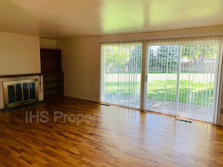 802 N Keller St — Photo 3