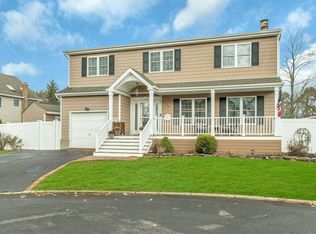 19 Langdon St, Islip, NY 11751