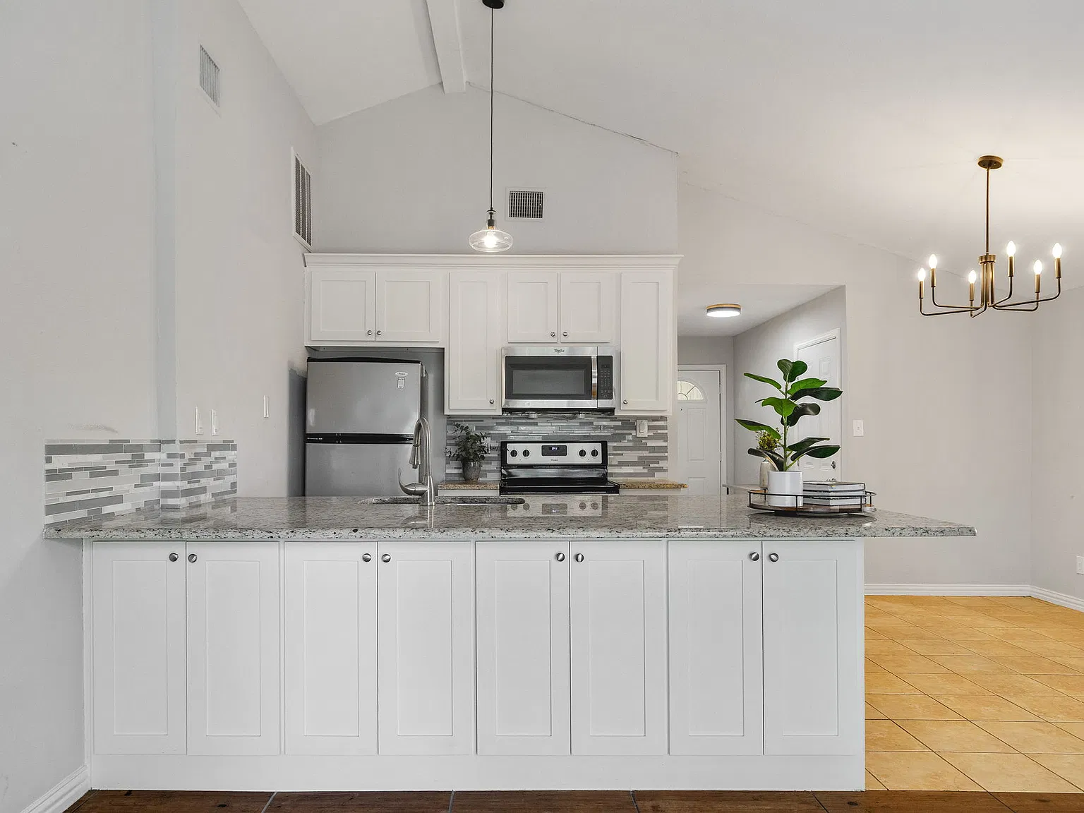 3 bed, 1.5 bath, 1105 sqft, $2,000 — Photo 3
