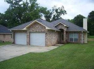 206 N Locust St, McComb, MS 39648
