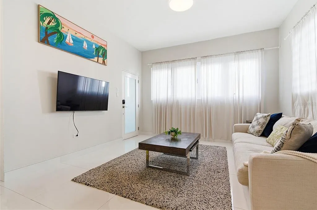 3 bed, 2.0 bath, 836 sqft, $3,100 — Photo 3