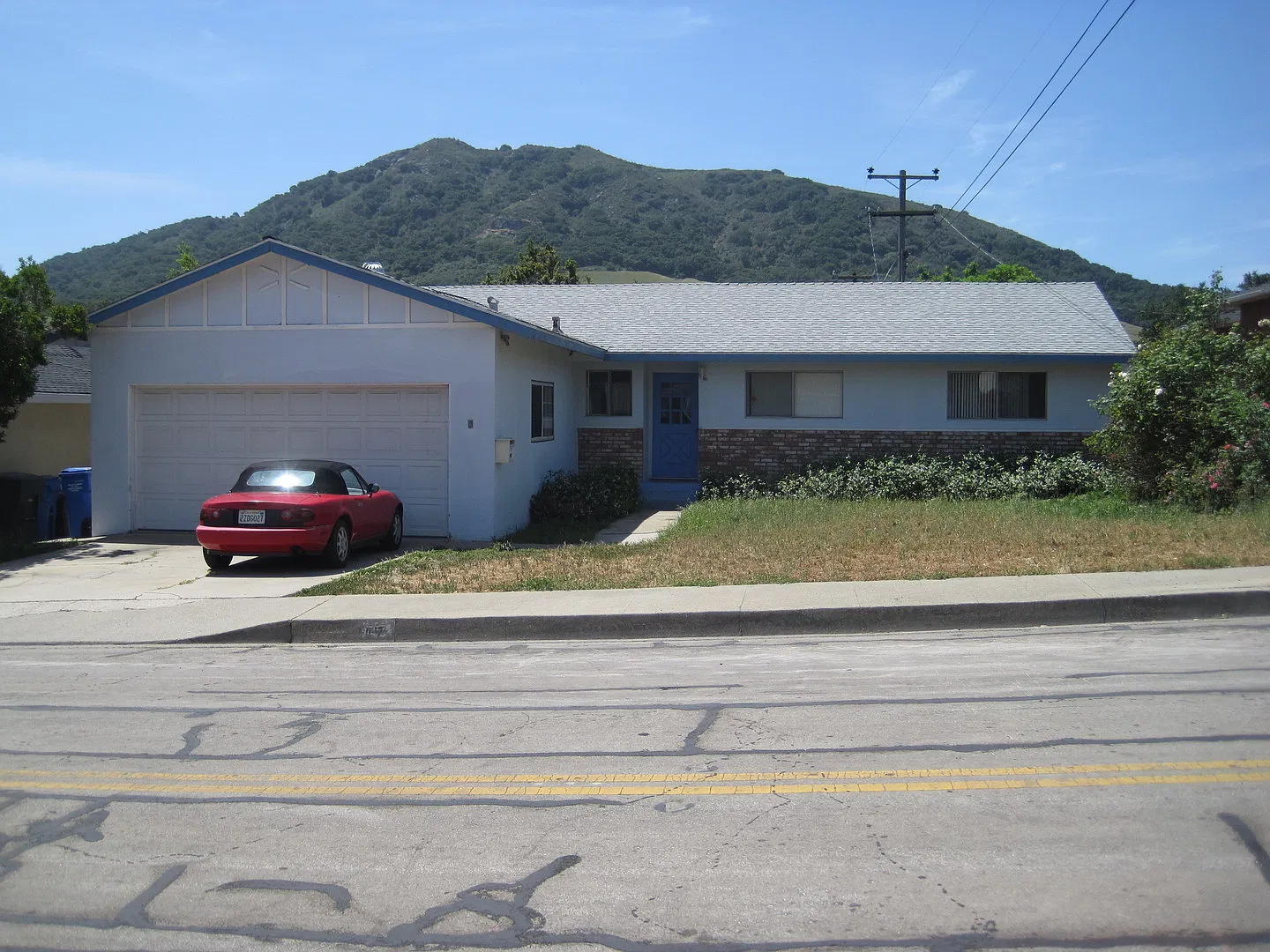 4 bed 3 baths! House ideally located close to campus, shopping, Bishop Peak — Photo 2