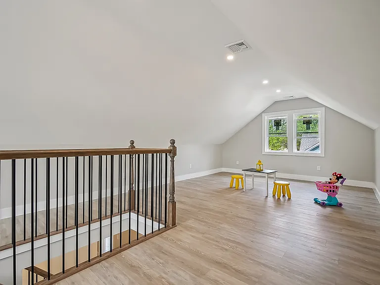 223 Victor St — Photo 19