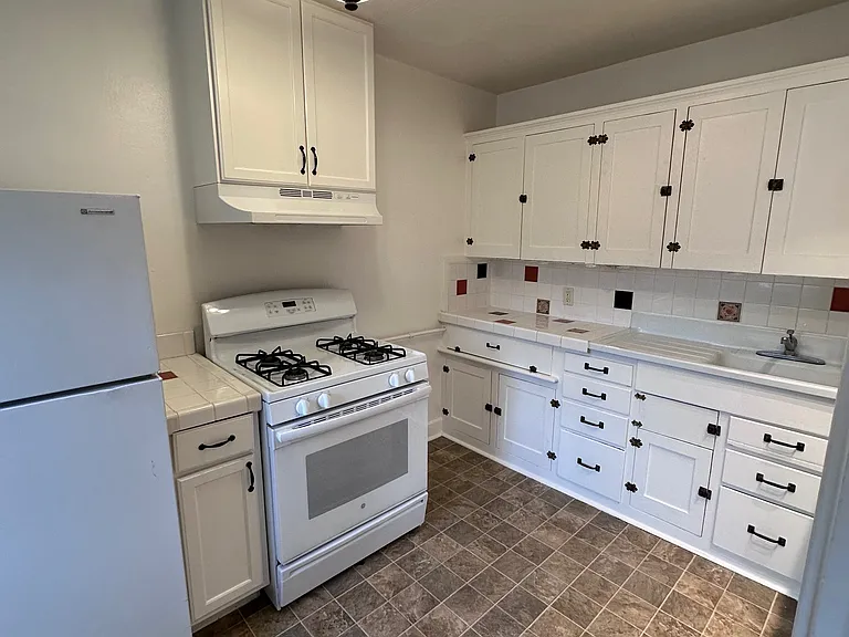 Olympia Court Apartments — Photo 10