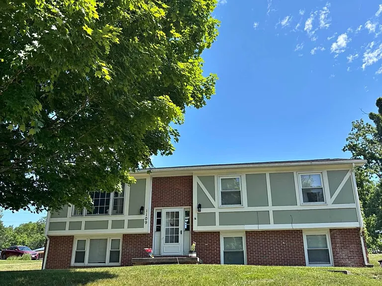 1109 Memorial Dr — Photo 3