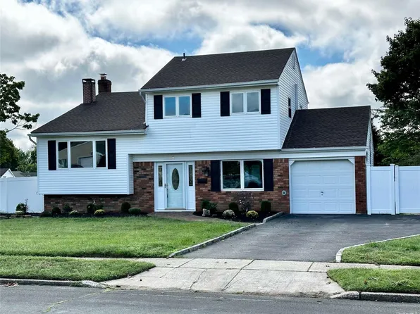 9 Sagebrush Lane, Kings Park, NY 11754