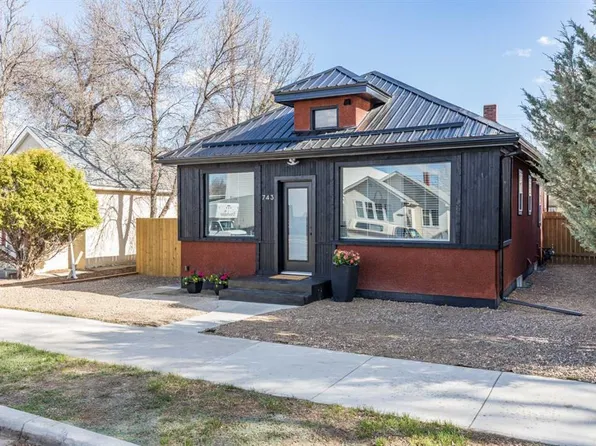 743 W 7th St SE, Medicine Hat, AB T1A 1K7
