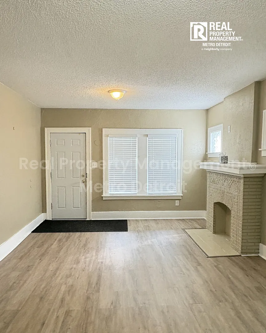 Spacious 5-Bedroom Home with Fenced Backyard in Detroit, Michigan — Photo 3
