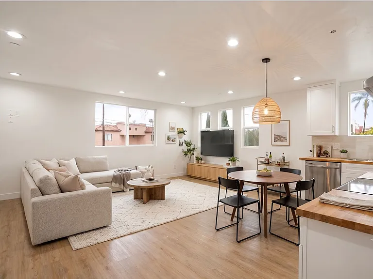 443 N Heliotrope Dr — Photo 2