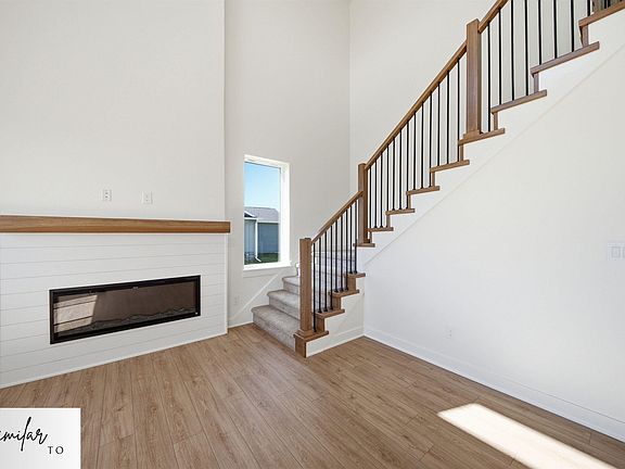 3rd image of 405 S Willow Spring Dr