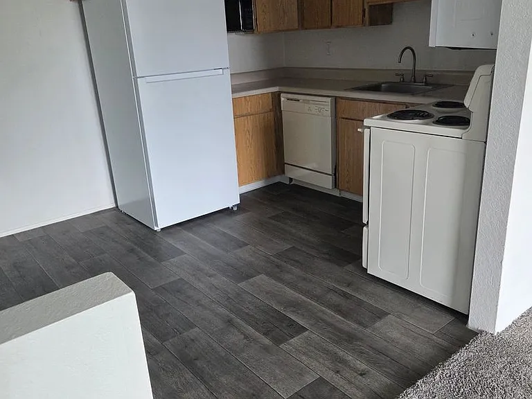 Sterling Pointe Apartments — Photo 27