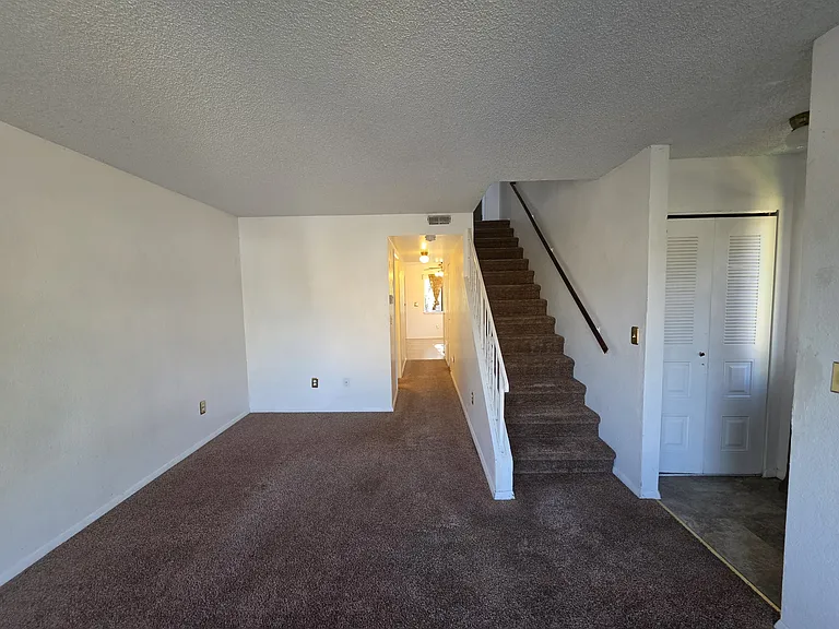 627 1/2 Highline Dr — Photo 4