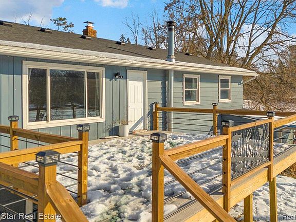 3rd image of 911 S Duck Lake Rd