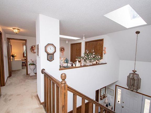 3rd image of 68 Deer Hills Ct