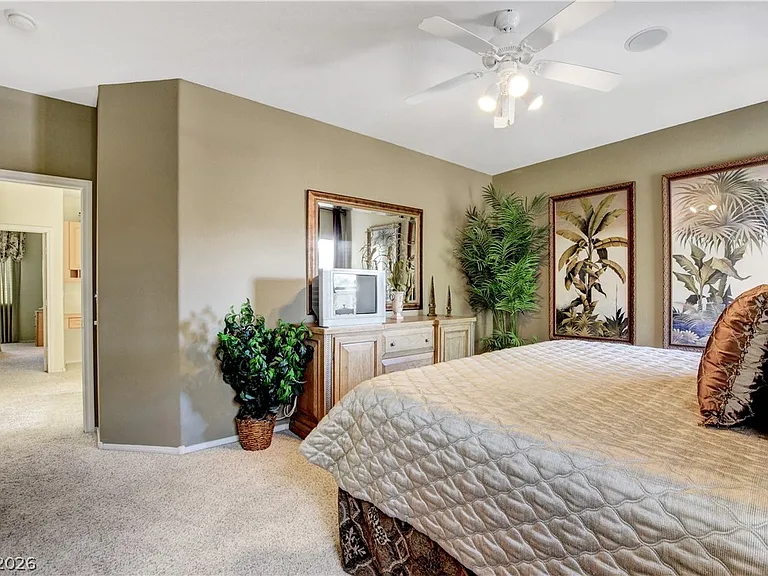 251 Queens Ct — Photo 24