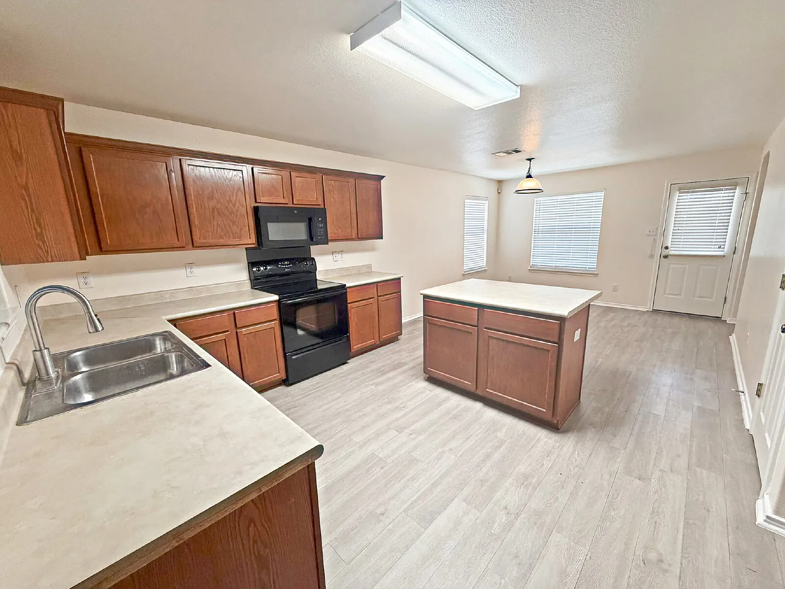 3 bed, 2.0 bath, 1574 sqft, $1,795 — Photo 4