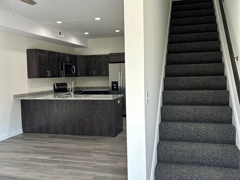 194 Fairway Ln #A — Photo 2