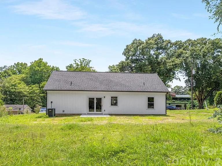208 Graham St — Photo 8