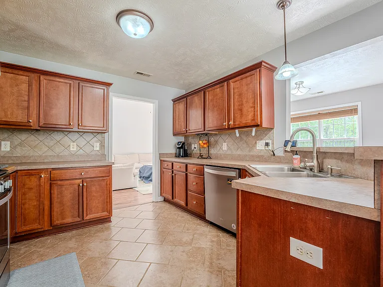 220 Dolphin Dr — Photo 10
