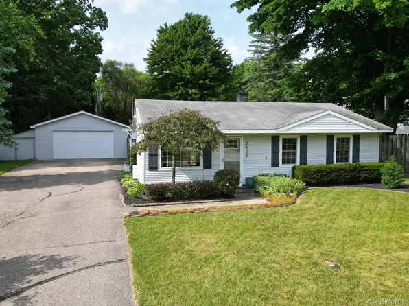 2528 Mueller Rd, Orion, MI 48359