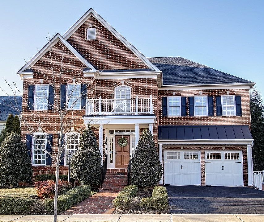 Front view w brick walkway