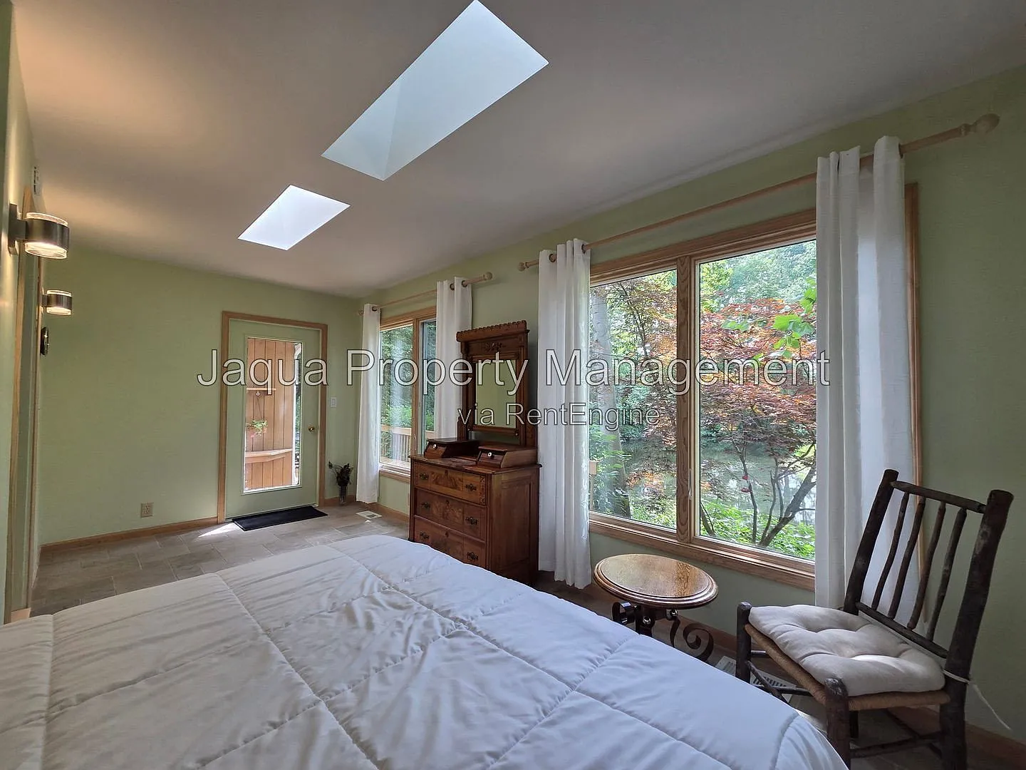 2 bed, 1.0 bath, 1850 sqft, $2,500 — Photo 2