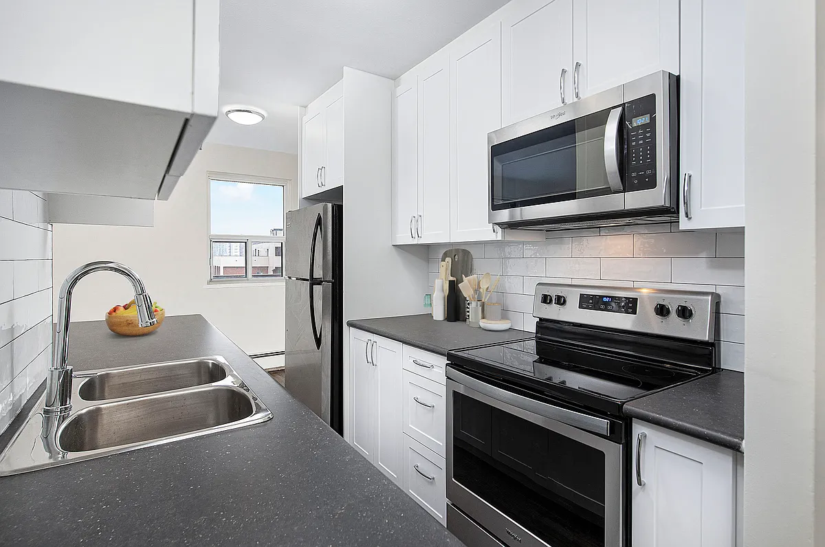 3894 Bathurst Street — Photo 1