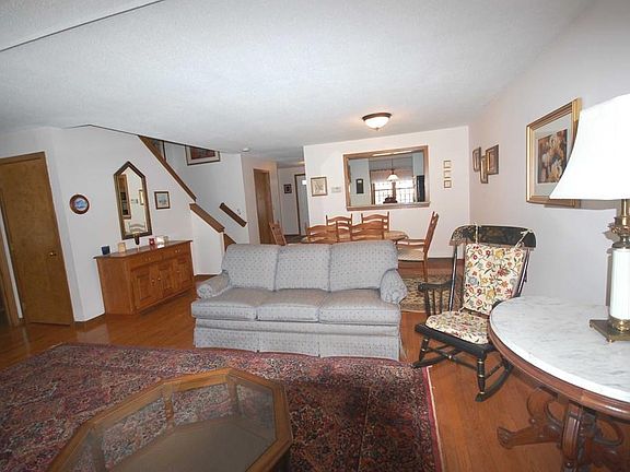 4th image of 25 Hawthorne Vlg APT D