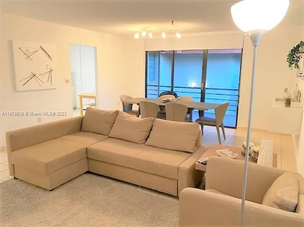 671 NE 195th St APT 318E, Miami, FL 33179