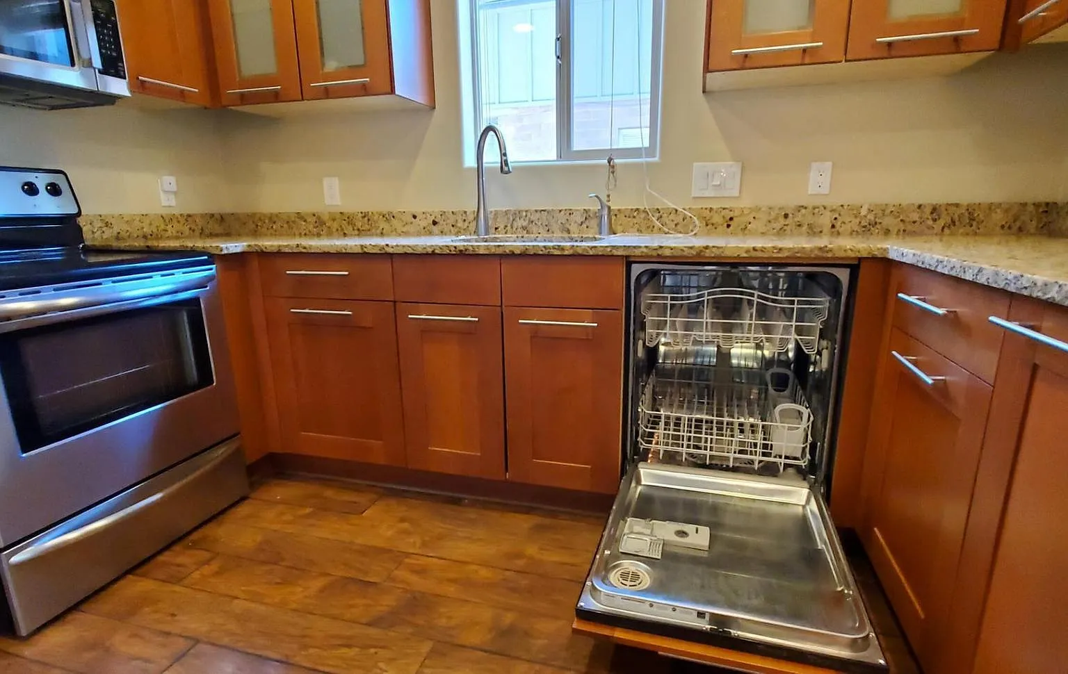 2 bed, 945 sqft, $1,650 — Photo 2