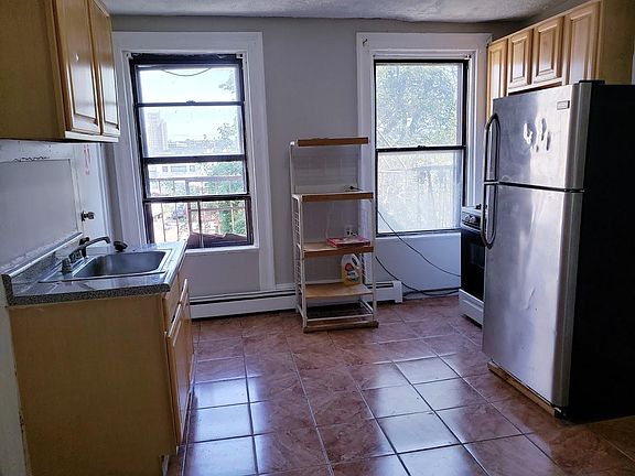 3rd image of 18 Westervelt Pl APT 2A