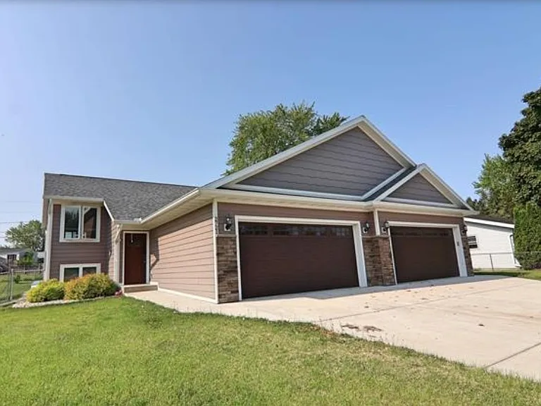 2721 Kellogg Ave — Photo 1
