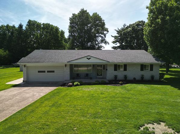 1101 E Bridle Ln