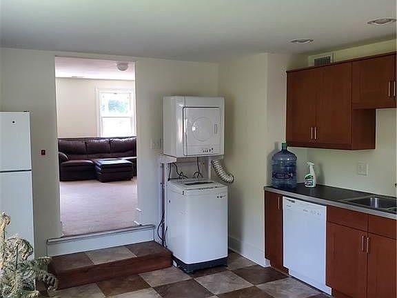 3rd image of 46 E Franklin St