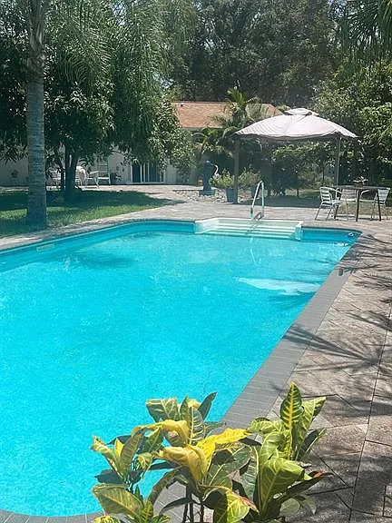 354 Seasons Ct — Photo 2