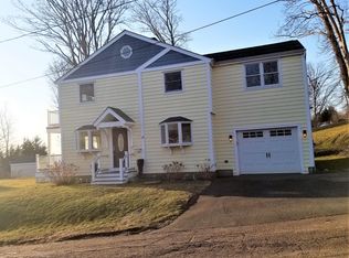 27 Morningside Ln, Portsmouth, RI 02871