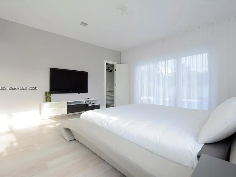 880 N Venetian Dr — Photo 20